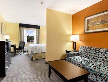 Days Inn & Suites By Wyndham Russellville Room photo